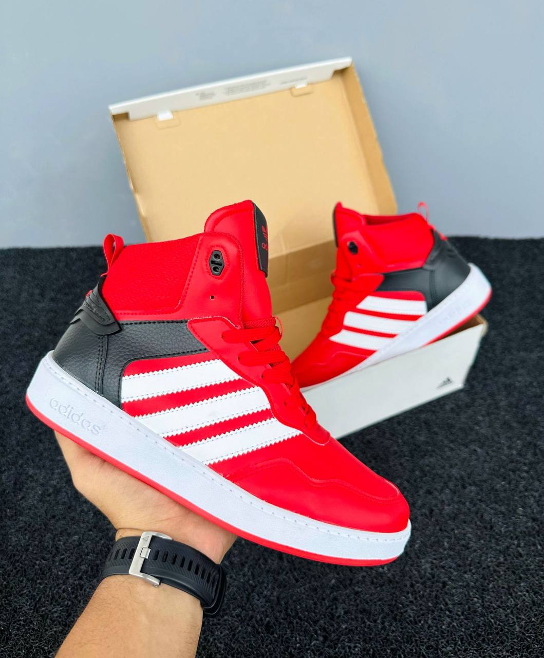 ¡LLEGANDOBOTA ADIDAS – Comodidad, Estilo y Resistencia en Cada Paso!