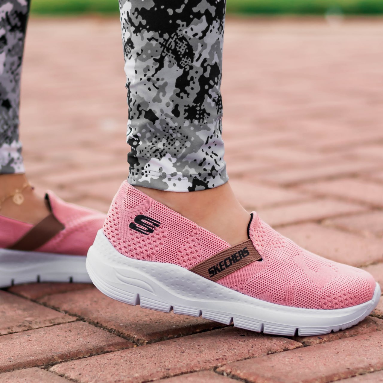 Tenis Amara Confort color rosado en uso diario