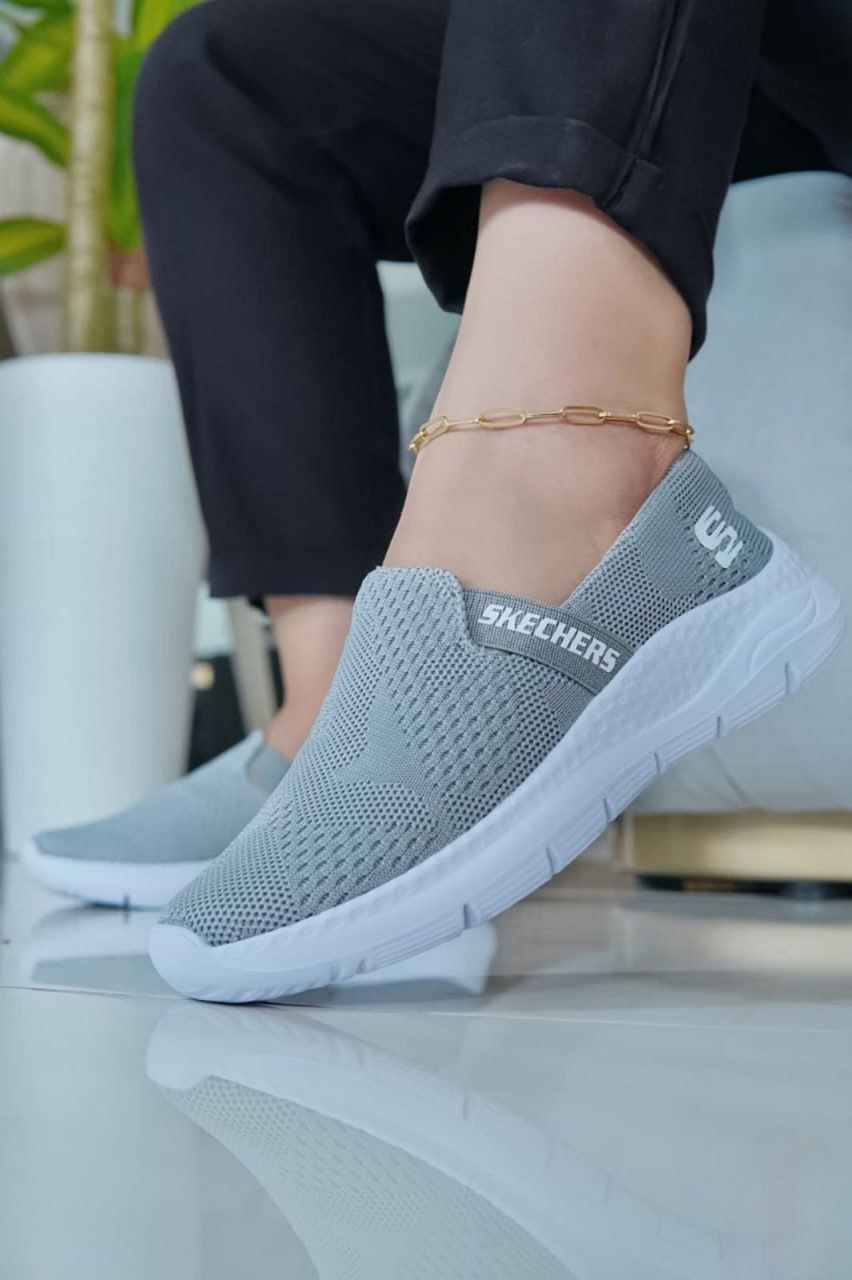 Detalle Tenis Amara Confort gris