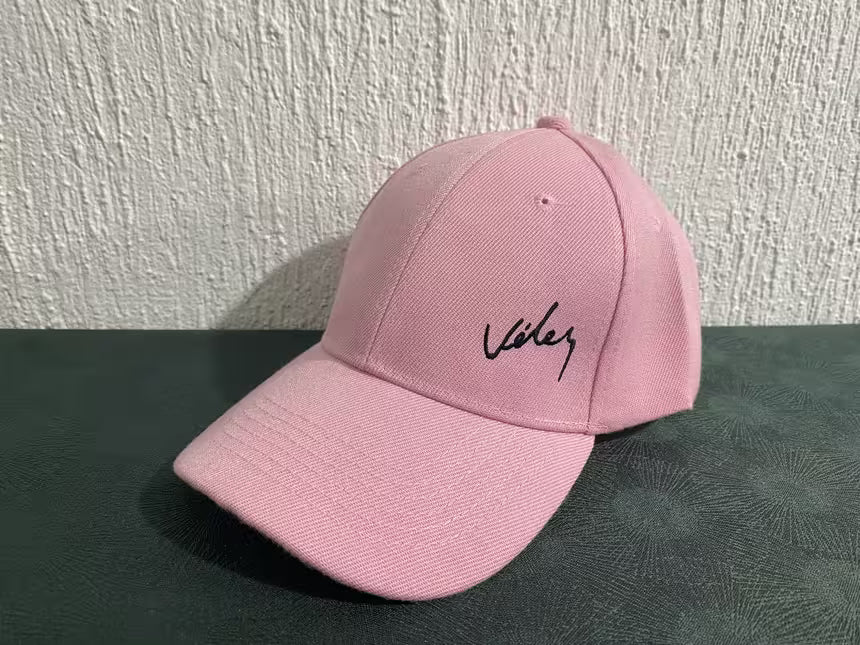 Gorra Vélez Premium Bordada – Estilo Minimalista